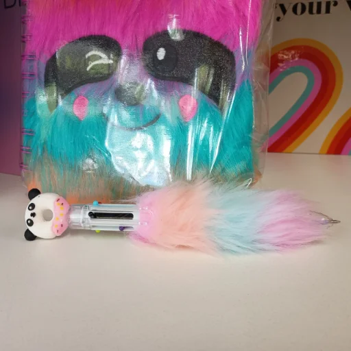 Set de Cuaderno A5 Peluche rayado con Boligrafo retráctil 6 en 1 Marca Trendy - imagen 2