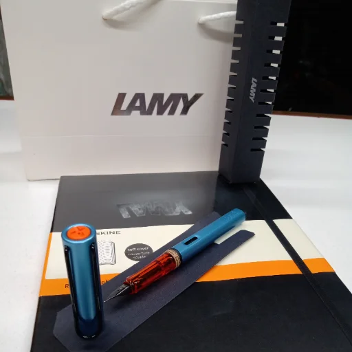 Pluma Lamy Al-Star de Trazo M, Color Denim con Tinta Azul y Caja - imagen 2