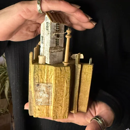 Casita Decorativa y Portasahumerio – Modelo Lana - imagen 6