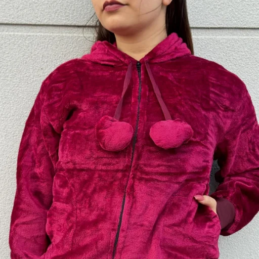 Campera plush con capucha de mujer