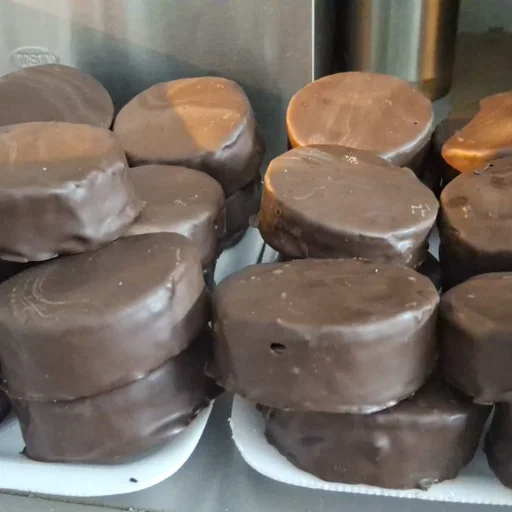 ALFAJOR ARTESANAL 100 Gr DE DULEC DE LECHE. PISTACHO. BON O BON. MOUSE DE CHOCOLATE TODOS EN COBERTURA BLANCA Y NEGRA - imagen 4