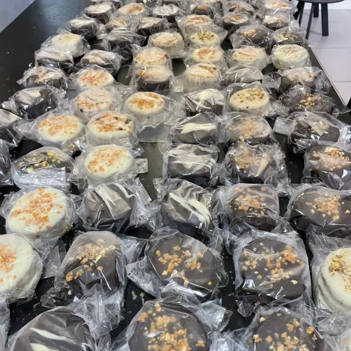 ALFAJOR ARTESANAL 100 Gr DE DULEC DE LECHE. PISTACHO. BON O BON. MOUSE DE CHOCOLATE TODOS EN COBERTURA BLANCA Y NEGRA