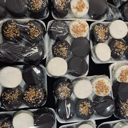 ALFAJOR ARTESANAL 100 Gr DE DULEC DE LECHE. PISTACHO. BON O BON. MOUSE DE CHOCOLATE TODOS EN COBERTURA BLANCA Y NEGRA