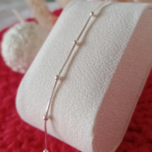 Pulsera con bolitas