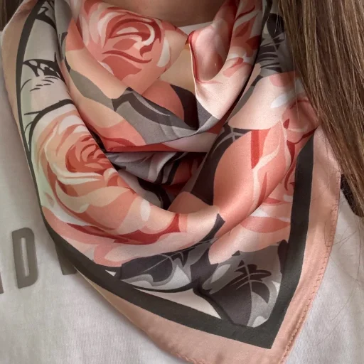 Pañuelo de seda rosa