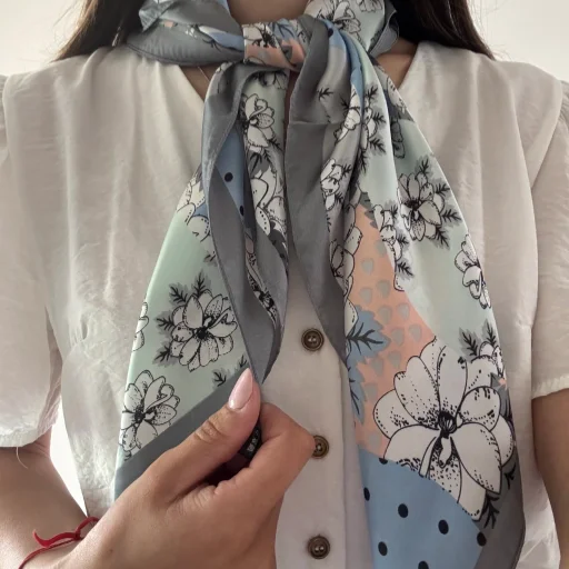 Pañuelo de seda flores blancas