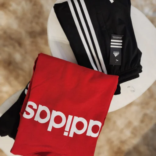 Pantalón Deportivo Adidas Negro con Franjas Blancas - imagen 3