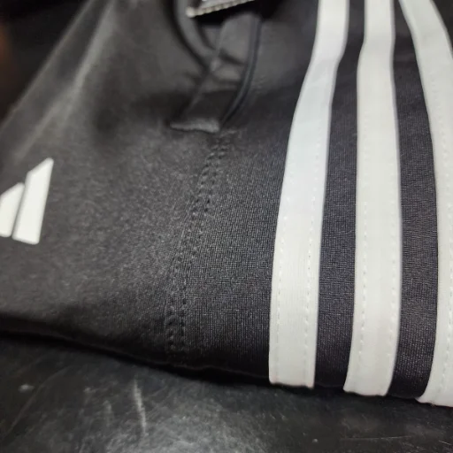 Pantalón Deportivo Adidas Negro con Franjas Blancas - imagen 4