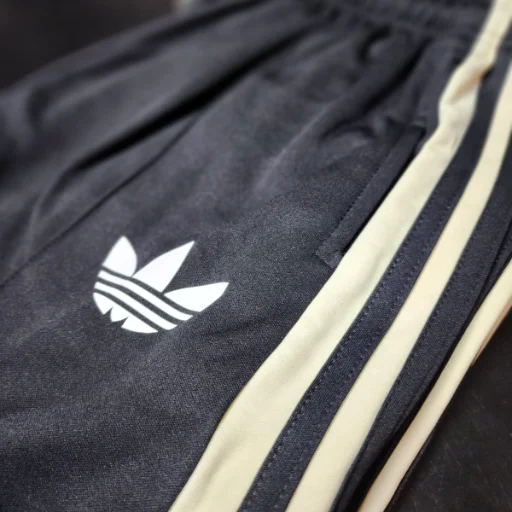 Pantalón Deportivo Adidas Negro con Franjas Blancas - imagen 5