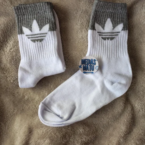 Media tenis adida gris con blanco
