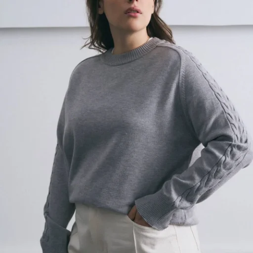 SWEATER BASICO MANGAS TRENZADAS