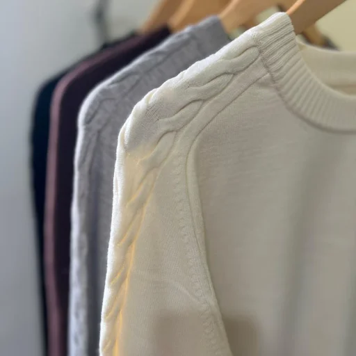 SWEATER BASICO MANGAS TRENZADAS - imagen 4