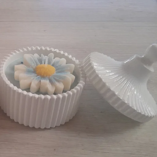 Velas patrias en contenedor con tapa
