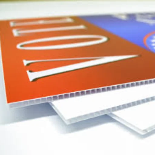 PVC CORRUGADO CON IMPRESION A FULL COLOR, CON 4 OJALES
