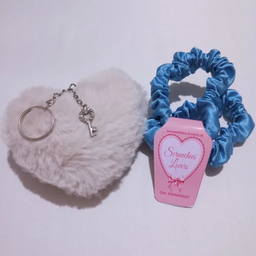 Llavero de peluche + par de mini scrunchies de regalo