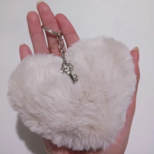 Llavero de peluche + par de mini scrunchies de regalo