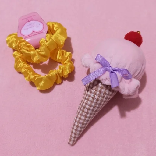 Llavero Helado + Par de mini scrunchies de regalo