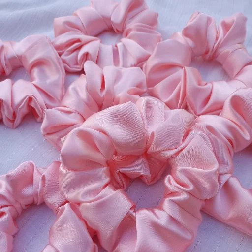 Scrunchie satén rosa bebé