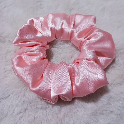 Scrunchie satén rosa bebé