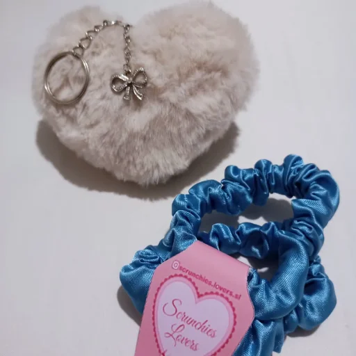 Llavero corazón + par de mini scrunchies de regalo