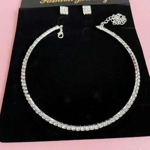 Conjunto de choker y aros de strass plateado