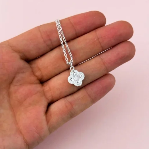Collar de acero blanco flor