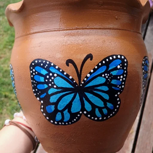 Maceta pintadas a mano, impermeabilizada y barnizada.