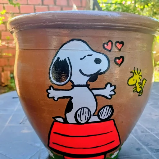 Maceta pintadas a mano, impermeabilizada y barnizada.