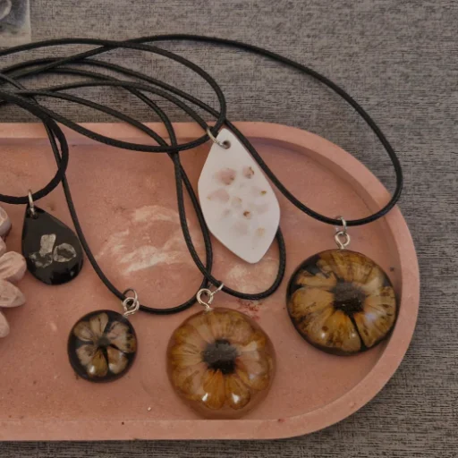 Collares personalizados con flores encapsuladas