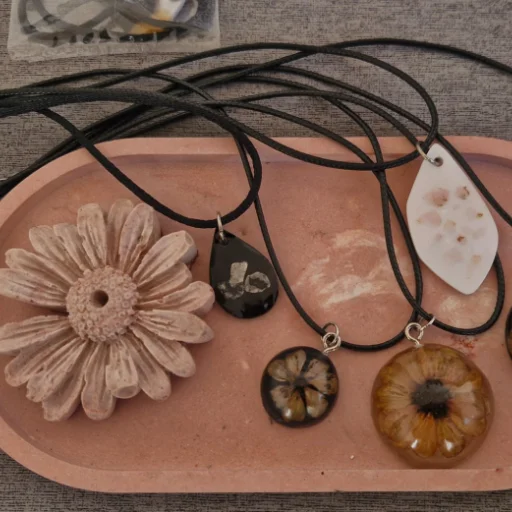 Collares personalizados con flores encapsuladas