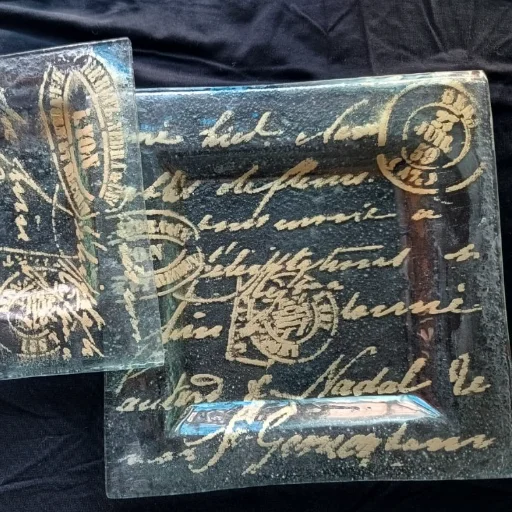 Vajilla plato con letras doradas EN VITROFUSION