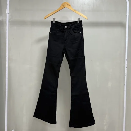 Pantalon de jean negro elastizado, corte OXFORD.