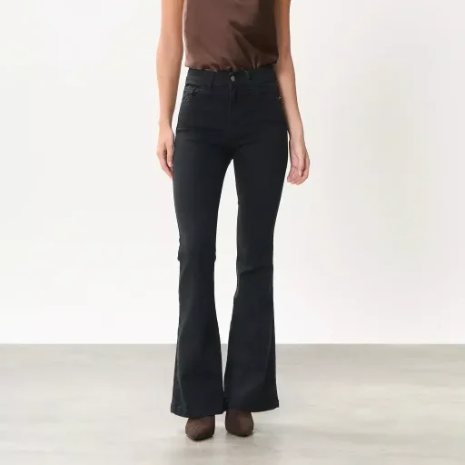 Pantalon de jean negro elastizado, corte OXFORD.