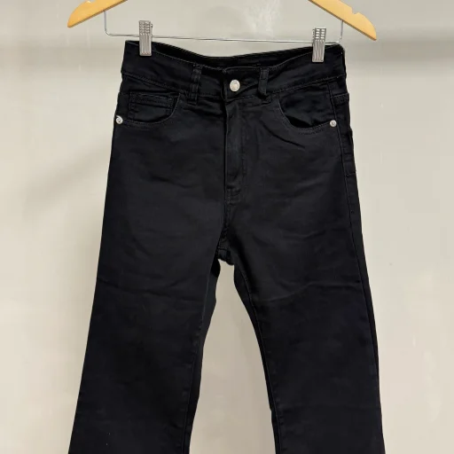 Pantalon de jean negro elastizado, corte OXFORD.
