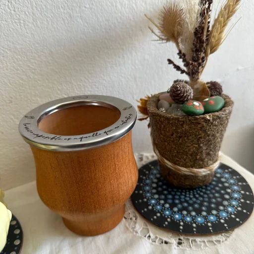 Mate Algarrobo con frase grabada.