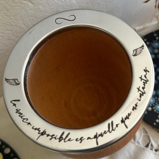 Mate Algarrobo con frase grabada.