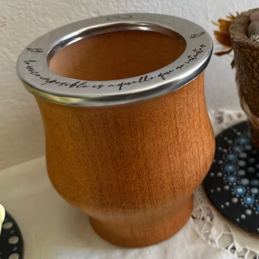 Mate Algarrobo con frase grabada.