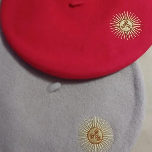Boinas de paño bordadas