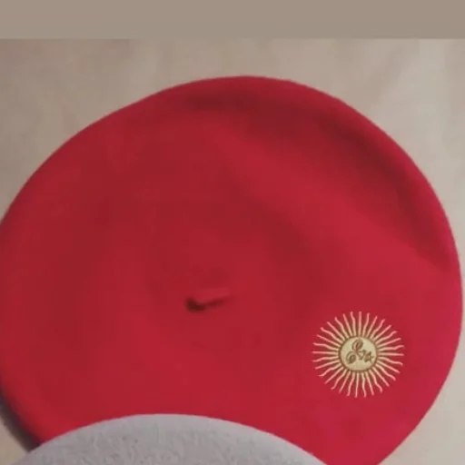 Boinas de paño bordadas