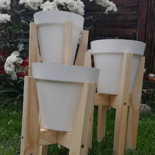 Juego Las tres medidas (30, 40 y 50 cm) permiten que cada planta se luzca por separado, creando un rincón verde con mucha personalidad.