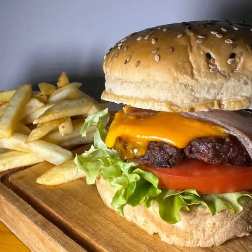 Hamburguesa clásica con papas fritas