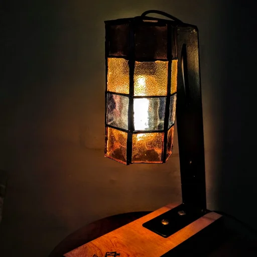 Velador, lampra artesanal en hierro, madera y Vitro. 2