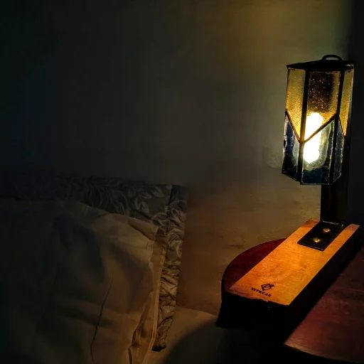 Velador, lampra artesanal en hierro, madera y Vitro. - imagen 4