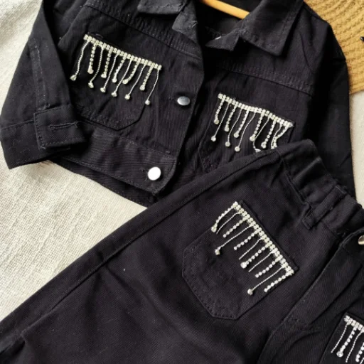 CONJUNTO BLACK 💣🔥 Talle 2 al 6 (1 a 4 años)  DETALLES COLGANTE EN CAMPERA Y PANTALON CONJUNTO $38.990